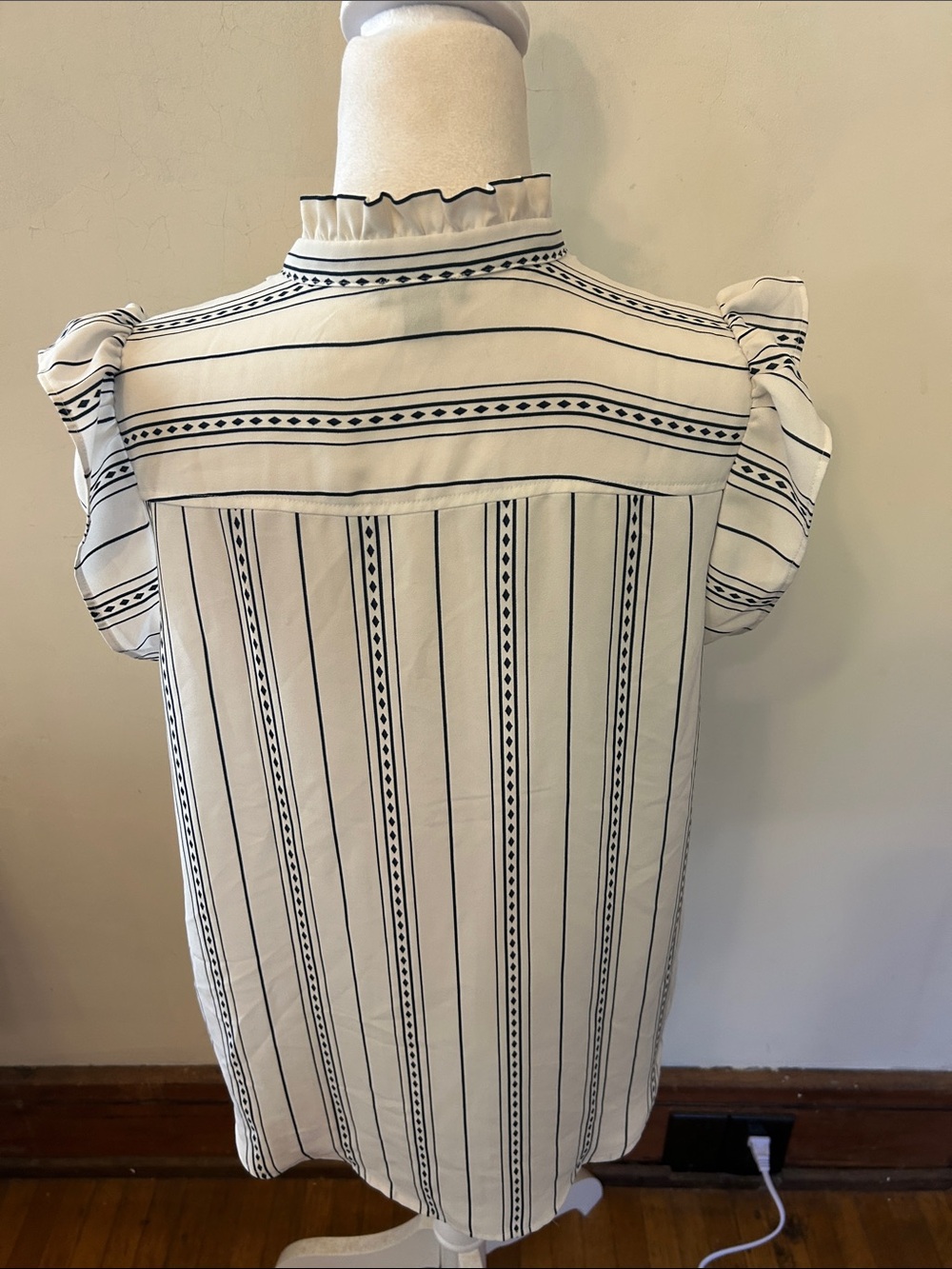 Ann Taylor Striped Ruffle Neck Cap-Sleeve white black blouse Size M EUC - Picture 5 of 6